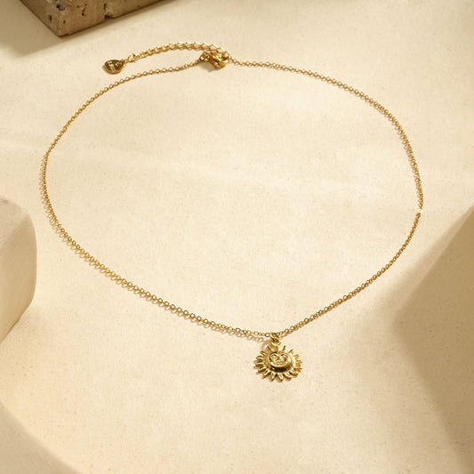 Collier Doré Avec Pendentif Soleil Texture Visage