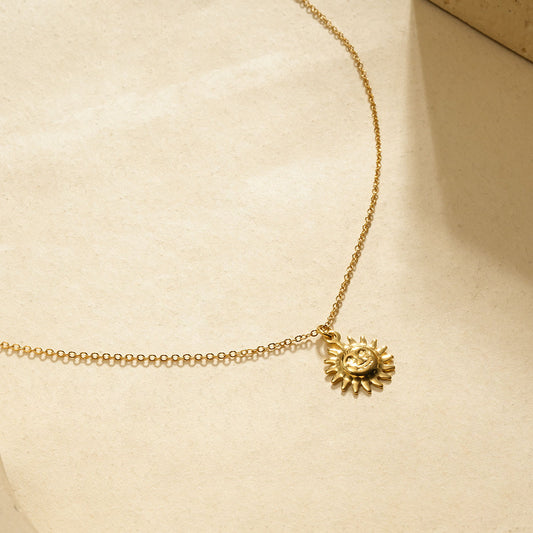 Collier Doré Avec Pendentif Soleil Texture Visage