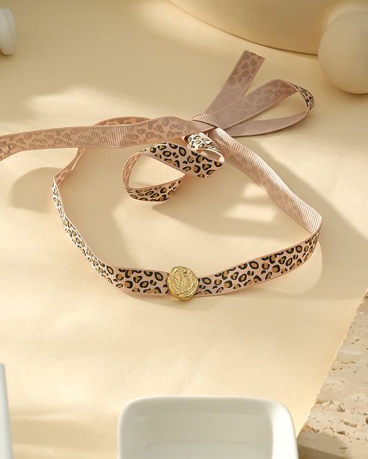 Collier Choker Tissu Motif Animalier Léopard Et Pendentif Doré Martelé
