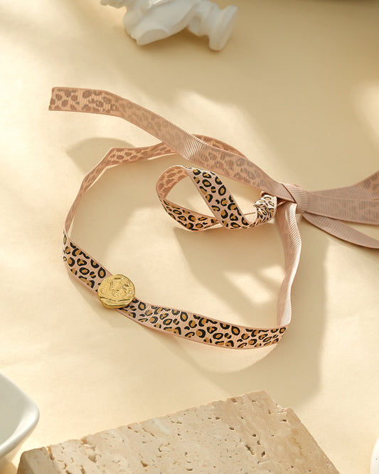 Collier Choker Tissu Motif Animalier Léopard Et Pendentif Doré Martelé