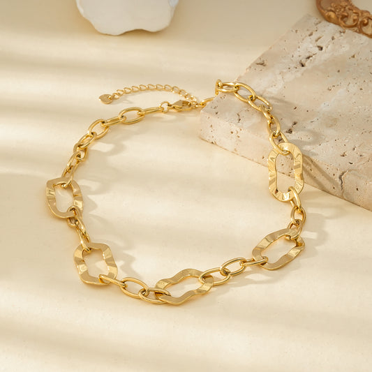 Collier Doré Chaîne de Maillons Ovales Avec Cinq Anneaux Ondulés