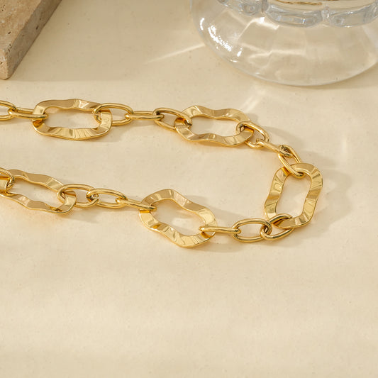 Collier Doré Chaîne de Maillons Ovales Avec Cinq Anneaux Ondulés