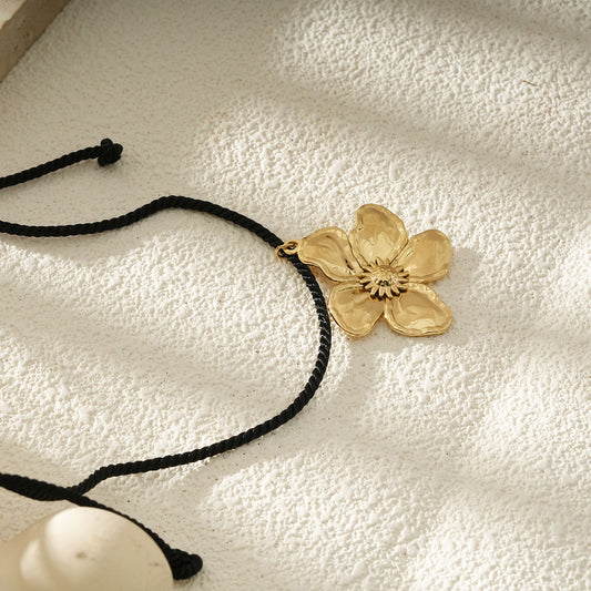Collier Fleur Dorée Sur Cordon Noir
