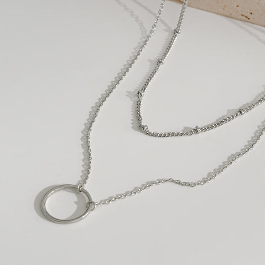 Collier Argenté Double Chaînes Perles Argentées Et Mailles Avec Pendentif Anneau