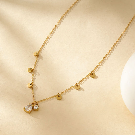 Collier Chaîne Fine Dorée Avec Pendentifs Circulaire Et Goutte En Strass