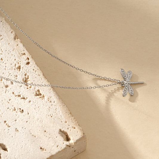Collier Chaîne Fine Argentée Avec Pendentif Libellule En Strass
