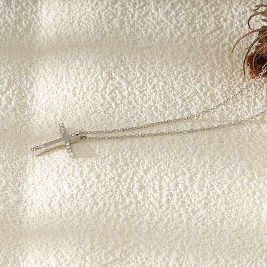 Collier Chaîne Fine Argentée Avec Pendentif Croix Strass