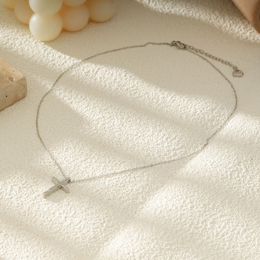 Collier Chaîne Fine Argentée Avec Pendentif Croix Strass