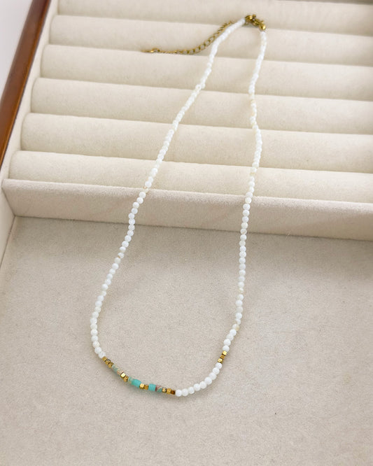 Collier Doré Perles Blanches Orné de Perles Dorées Et Turquoises