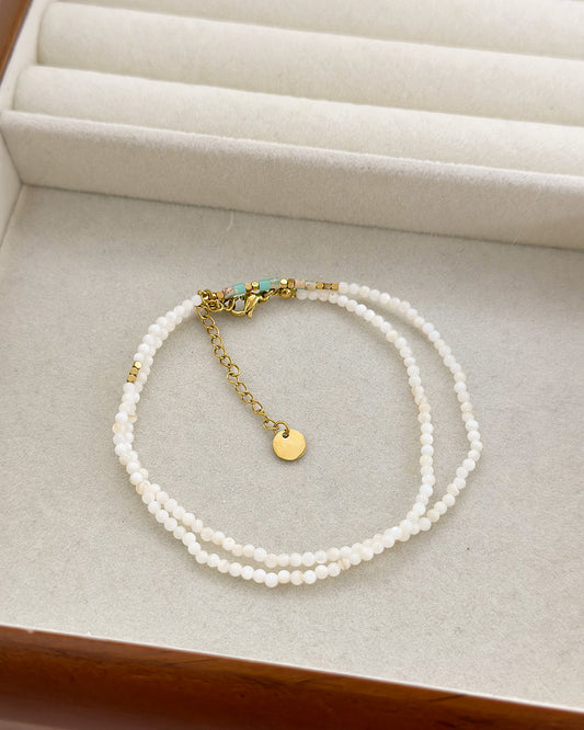 Collier Doré Perles Blanches Orné de Perles Dorées Et Turquoises