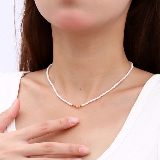 Collier doré perle synthétique avec détail rose