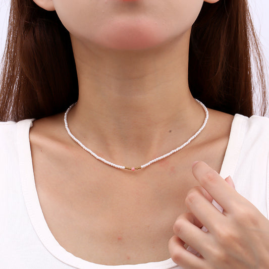 Collier doré perle synthétique avec détail rose