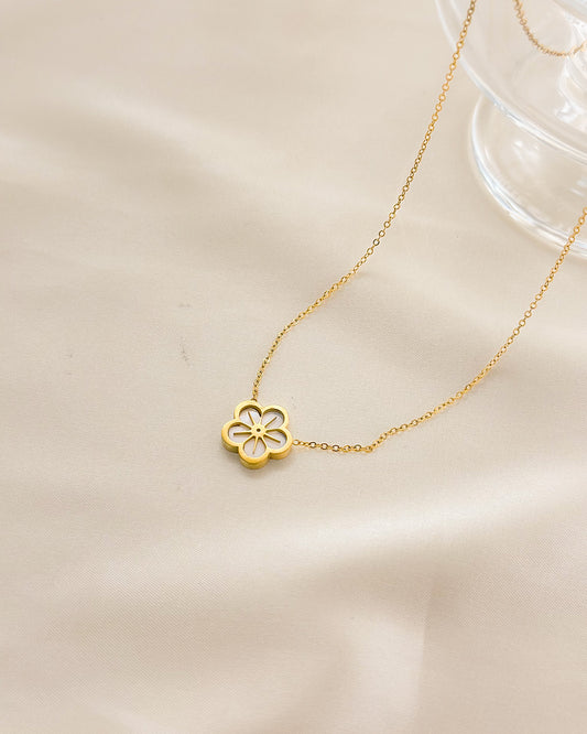 Collier Doré Fleur de Prunier Incrustée de Pierre Nacre Blanche