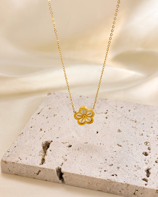 Collier Doré Fleur de Prunier Incrustée de Pierre Nacre Blanche