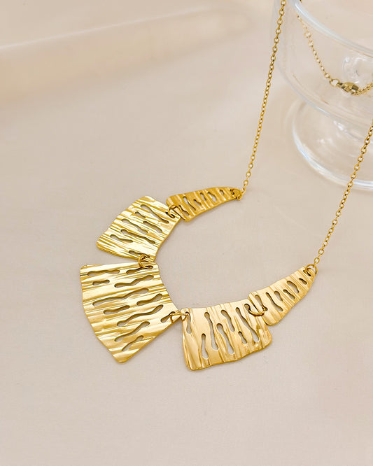 Collier Doré Quintuple Plaques Irrégulières Avec Trous Courbes