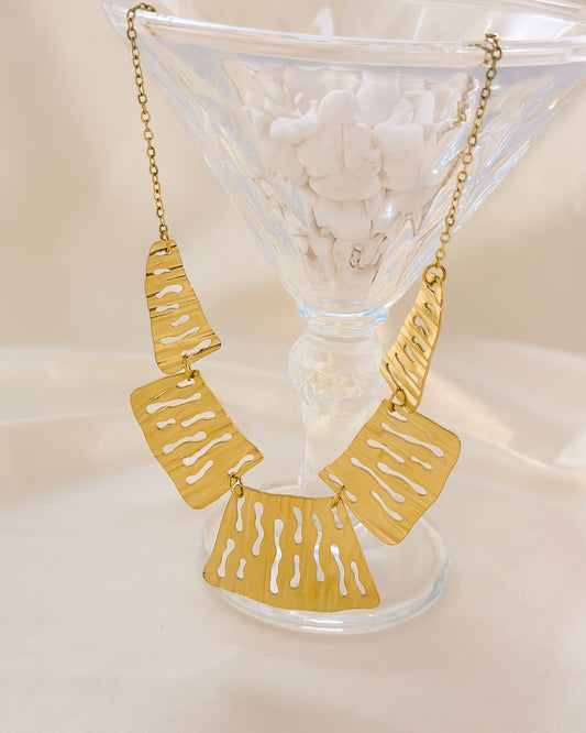 Collier Doré Quintuple Plaques Irrégulières Avec Trous Courbes