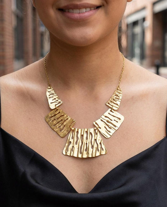 Collier Doré Quintuple Plaques Irrégulières Avec Trous Courbes