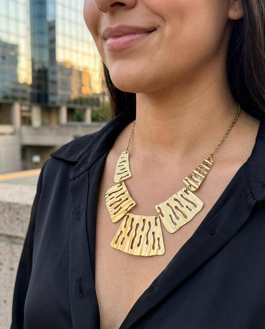 Collier Doré Quintuple Plaques Irrégulières Avec Trous Courbes
