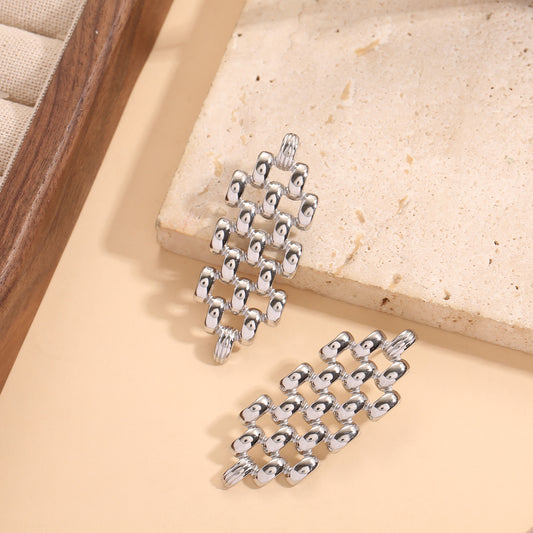 Boucles d'Oreilles Argentées Maille Géométrique Avec Détails Sculptés