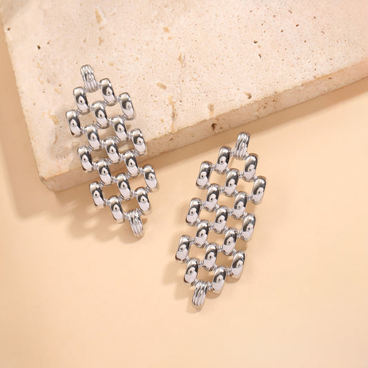 Boucles d'Oreilles Argentées Maille Géométrique Avec Détails Sculptés