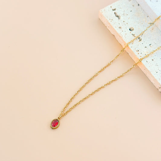 Collier Chaîne Fine Torsadée Dorée Avec Pierre Ovale Rouge