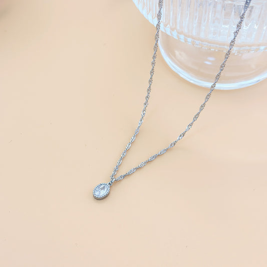 Collier Chaîne Fine Torsadée Argentée Avec Pierre Ovale Cristal