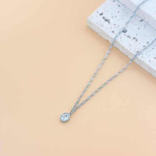 Collier Chaîne Fine Torsadée Argentée Avec Pierre Ovale Cristal