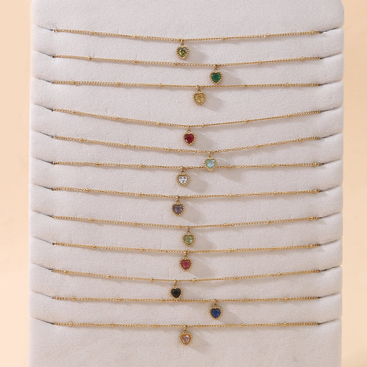 Lot de 12 Colliers Fins Dorés Avec Pendentif Cœur Coloré Sur Présentoir