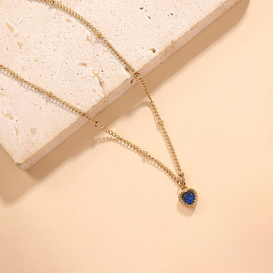 Lot de 12 Colliers Fins Dorés Avec Pendentif Cœur Coloré Sur Présentoir