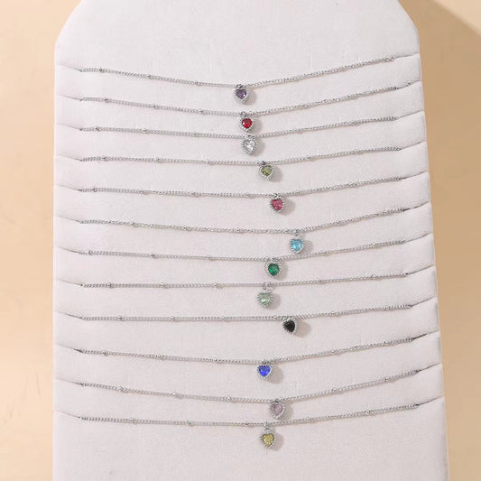 Lot de 12 Colliers Fins Argentés Avec Pendentif Cœur Coloré Sur Présentoir