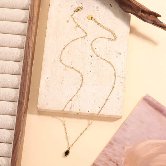 Lot de 12 Colliers Fins Dorés Avec Pendentif Pierre Ovale Colorée Sur Présentoir