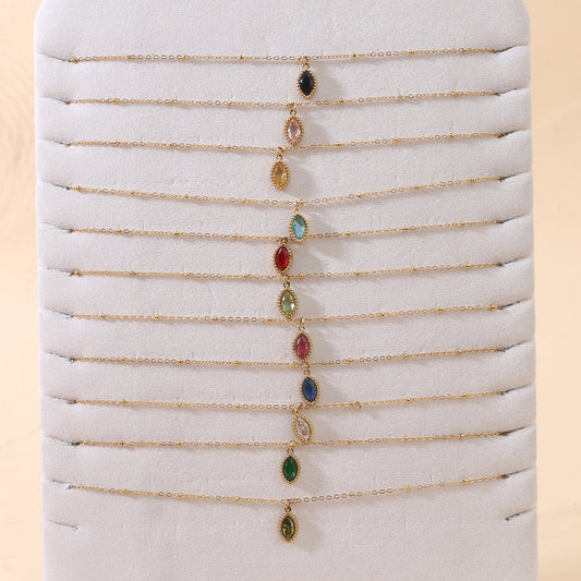 Lot de 12 Colliers Fins Dorés Avec Pendentif Pierre Ovale Colorée Sur Présentoir