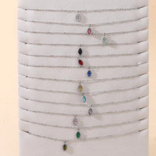 Lot de 12 Colliers Fins Argentés Avec Pendentif Pierre Ovale Colorée sur Présentoir