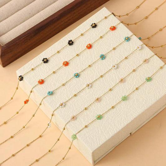 Lot de 6 colliers fleurs colorés sur présentoir