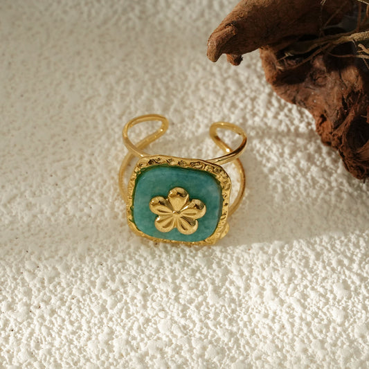 Bague Dorée Ajustable Carrée Martelée Avec Fleur En Relief Et Pierre Turquoise