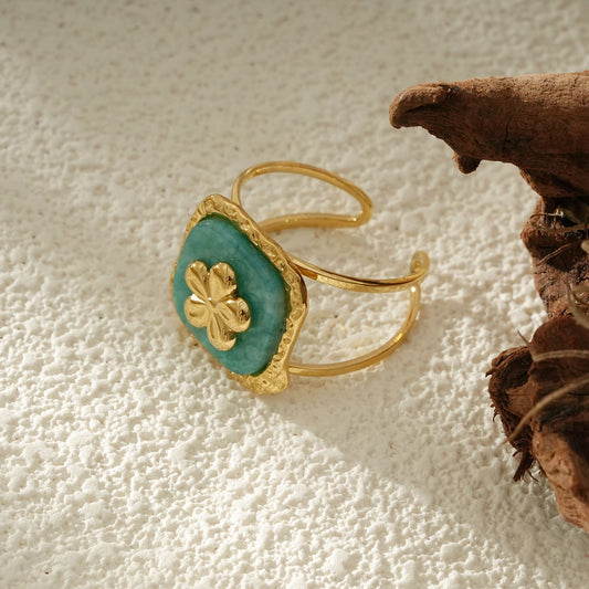 Bague Dorée Ajustable Carrée Martelée Avec Fleur En Relief Et Pierre Turquoise