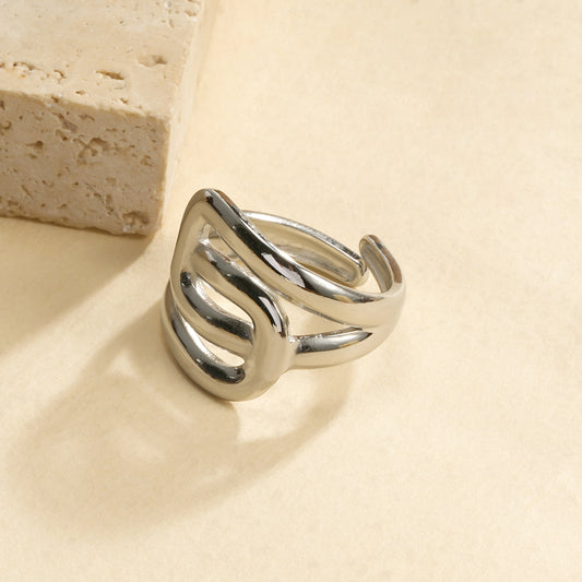 Bague Argentée Carré Ondulé au Design Contemporain