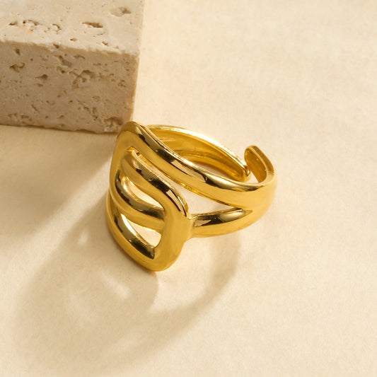 Bague Dorée Carré Ondulé au Design Contemporain