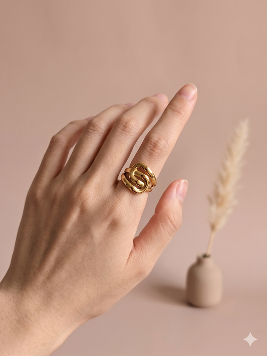 Bague Carré Ondulé Au Design Contemporain