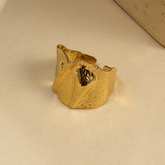 Bague Dorée Ajustable Drapée À Texture Martelée