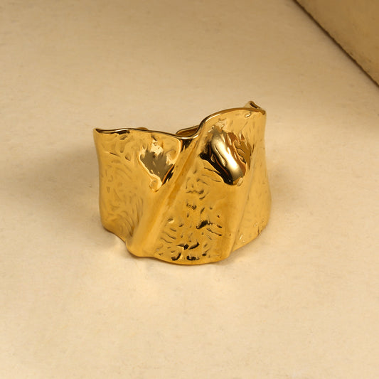 Bague Dorée Ajustable Drapée À Texture Martelée