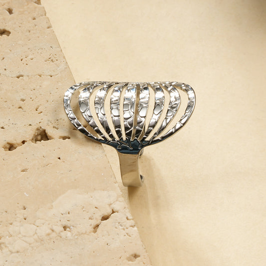 Bague Argentée Ajourée En Éventail À Motif Martelé