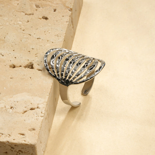 Bague Argentée Ajourée En Éventail À Motif Martelé