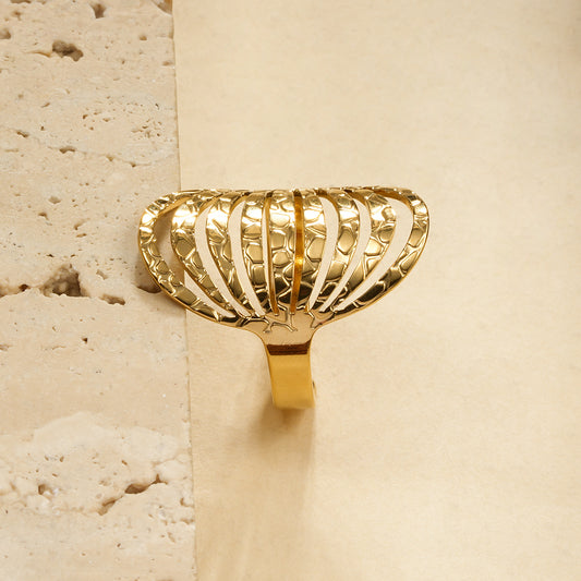 Bague Dorée Ajourée En Éventail À Motif Martelé