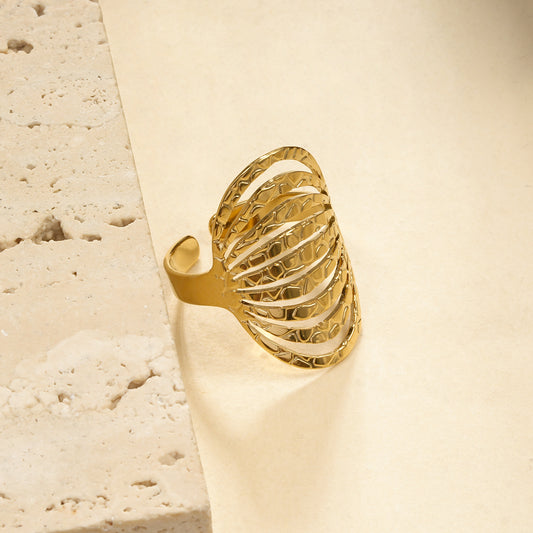 Bague Dorée Ajourée En Éventail À Motif Martelé