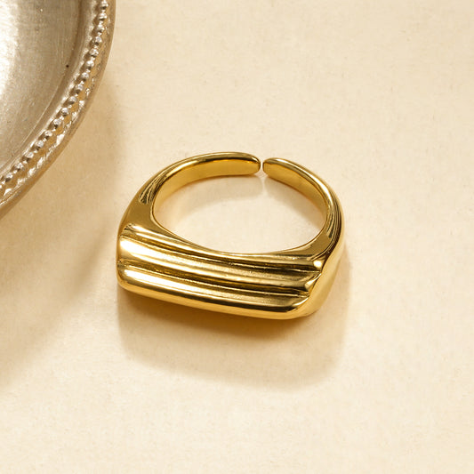 Bague Dorée Rectangulaire À Reliefs Linéaires