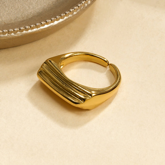 Bague Dorée Rectangulaire À Reliefs Linéaires