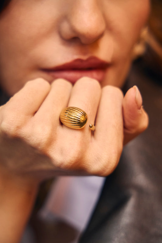 Bague dorée bombée à reliefs rainurés