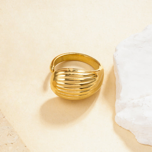 Bague dorée bombée à reliefs rainurés