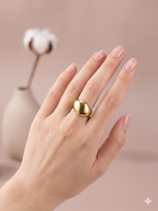Bague Dorée Bombée au Design Minimaliste